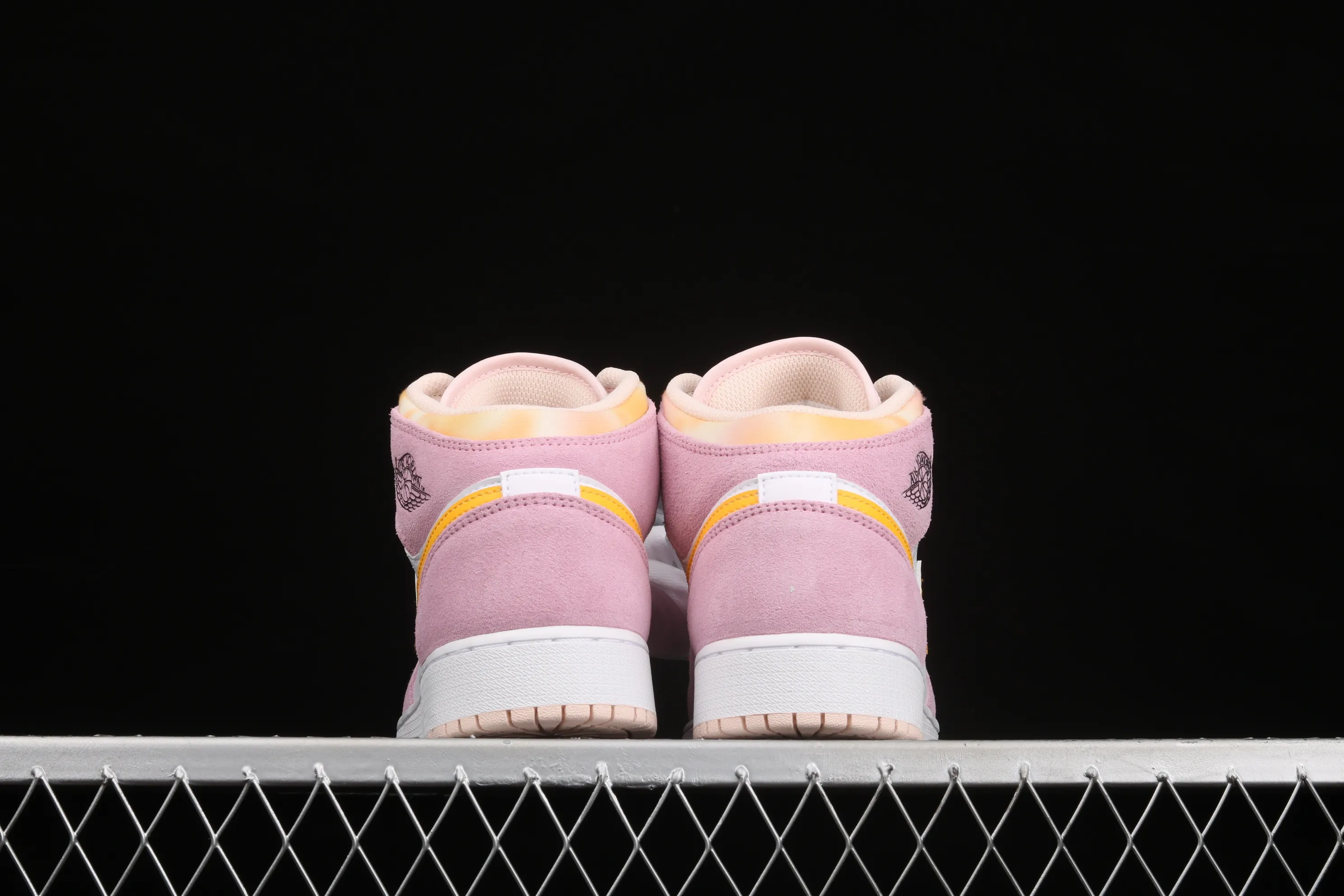 All categories Air Jordan Jordan series basketball shoes Air Jordan 1 Mid G version pure original Air Jordan 1 Mid AJ1 Joe 1 girl powder China basketball shoes DC9517-600